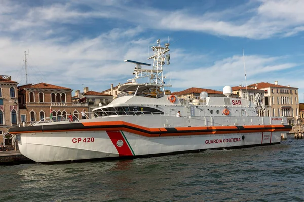 2021年7月5日 意大利威尼斯 在意大利威尼斯的成本护卫舰 准备在意大利威尼斯的码头紧急启动 — 图库照片
