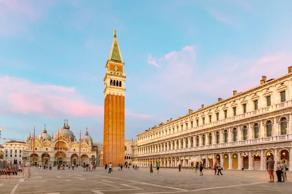 Venecia Italia Julio 2021 Gente Observa Puesta Sol Plaza San — Foto de Stock