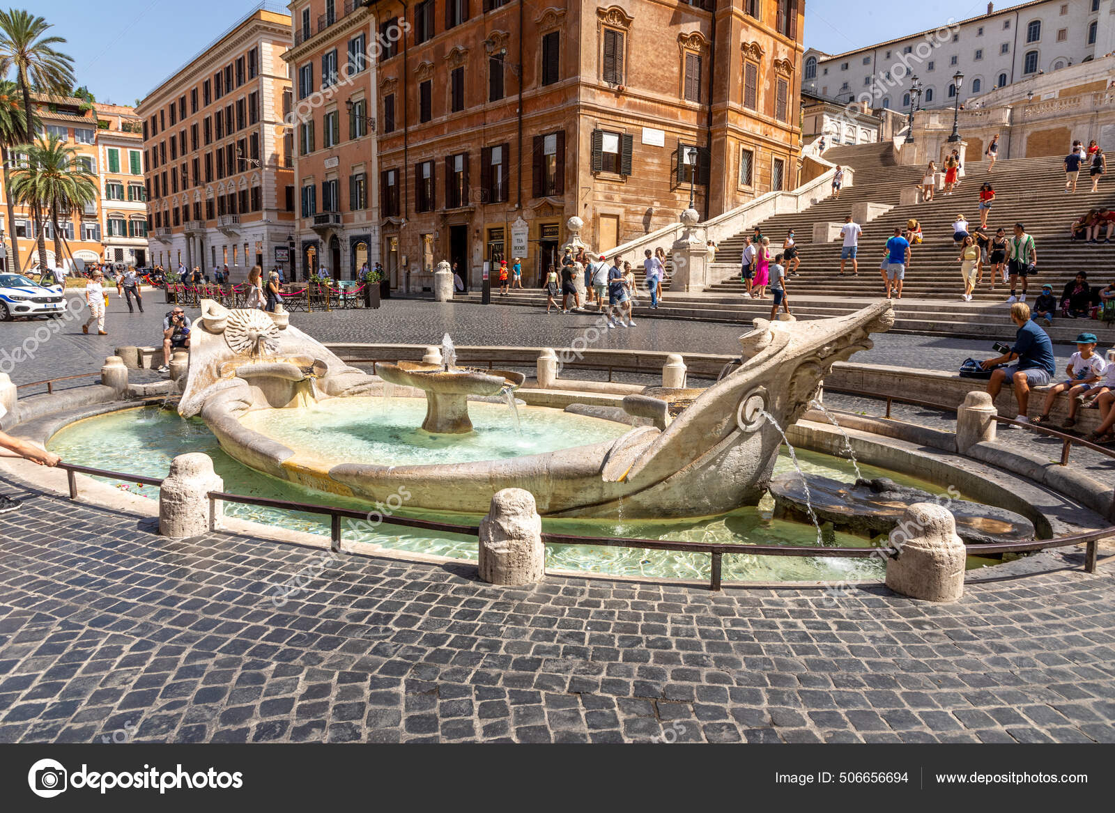 ローマ イタリア 2021年8月4日 スペイン広場のFontana Della Barcaccia この噴水は広場の中心にあり ピエトロ  ベルニーニによって作られた難破船を表しています — ストック編集用写真©Hackman#506656694