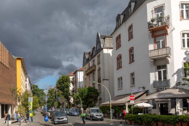 Frankfurt, Almanya - 28 Ağustos 2021: Eski bir geleneksel yaşam alanı olan Frankfurt 'taki Nordend mahallesindeki Neuhof caddesine bakın.