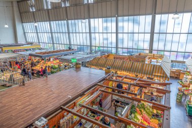 Frankfurt, Almanya - 28 Ağustos 2021: İnsanlar Frankfurt, Almanya 'daki Kleinmarkthalle' de alışveriş yapmayı seviyor. 1954 yılından bu yana Frankfurt 'taki en ünlü taze gıda pazarı 1500 SQ' dur (m2).