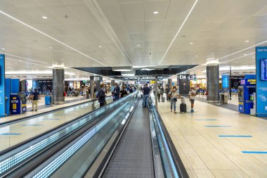 Roma, İtalya - 6 Ağustos 2021: Fiumicino Havaalanı Terminali yolcuları Roma 'daki Roma havaalanındaki kapılarına. İtalya 'nın en büyük havaalanıdır..