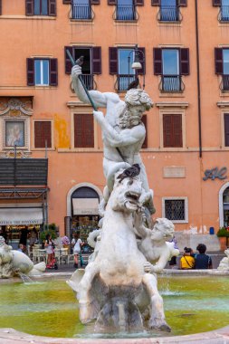 Roma, İtalya - 2 Ağustos 2021: İnsanlar arka planda cupidleri ve diğer heykelleri olan Piazza Navona 'nın kuzey ucunda yer alan Fiumi çeşmesini ziyaret ediyor; Roma, İtalya.