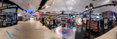 Roma, İtalya - 31 Temmuz 2021: İnsanlar Roma uluslararası havaalanı Fiumicino 'nun kapılarına aceleyle gidiyor ve gümrüksüz alışveriş yapıyorlar..