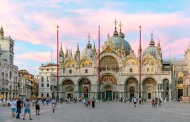 Venedik, İtalya - 5 Temmuz 2021: St. Mark Meydanı 'nda insanlar San Marco Bazilikası manzaralı gün batımını izliyor.