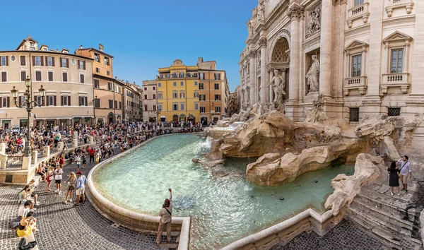 Rome Italy August 2021 People Visit Trevi Fountain Rome Throwing — Stock Photo, Image