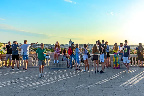 Roma Italia Agosto 2021 Gente Espera Puesta Del Sol Plaza — Foto de Stock