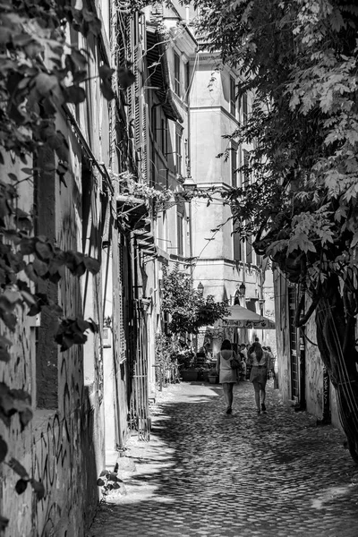 2021年8月3日 意大利罗马 人们在意大利罗马Trastevere小区的小路上享用餐馆 — 图库照片