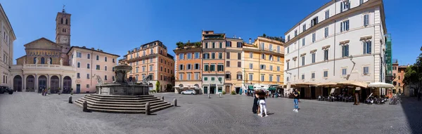 ローマ イタリア 2021年8月3日 噴水と教会を持つサンタ マリア広場の人々真昼の太陽の下でサンタ マリアは ローマ イタリアの景勝地をお楽しみください — ストック写真