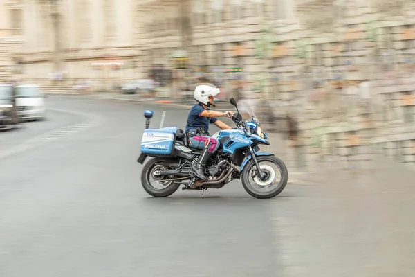 ローマ イタリア 8月2 2021 ローマの警察はドイツのBmwバイクを装備しており 彼らは存在を示すことによって イタリアのローマで安全チェックを行います — ストック写真
