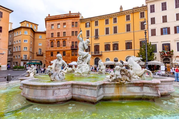 Рим Италия Августа 2021 Года Люди Посещают Фонтан Фьюми Расположенный — стоковое фото