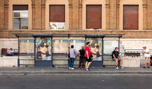 Róma Olaszország 2021 Augusztus Emberek Sassia Spirito Buszmegállóban Várják Következő — Stock Fotó
