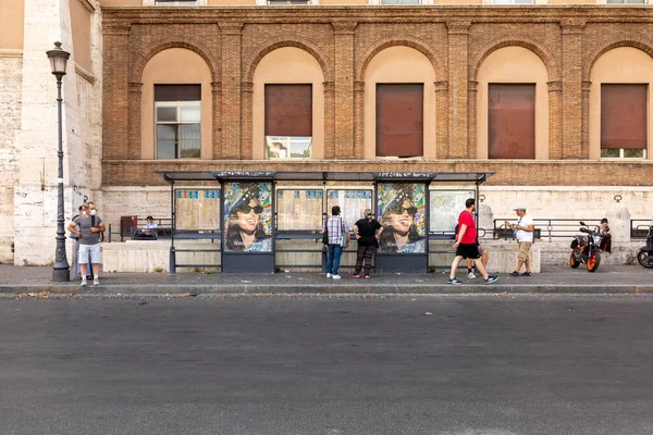 Roma Agosto 2021 Gente Aspetta Alla Fermata Sassia Spirito Fiume — Foto Stock