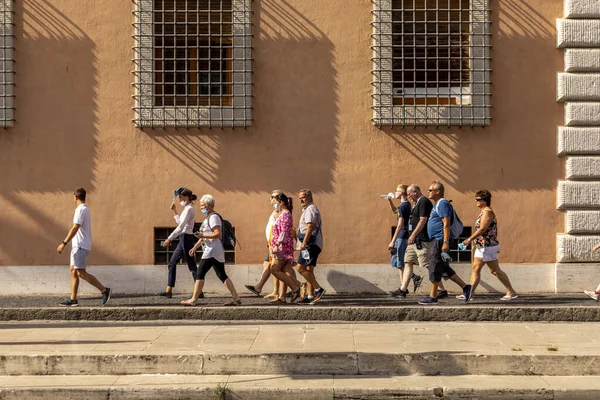 Roma Itália Agosto 2021 Guia Turístico Caminha Com Menbers Sua — Fotografia de Stock