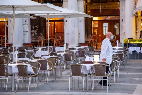 Венеция Италия Июля 2021 Года Официант Ждет Клиента Знаменитом Кафе — стоковое фото