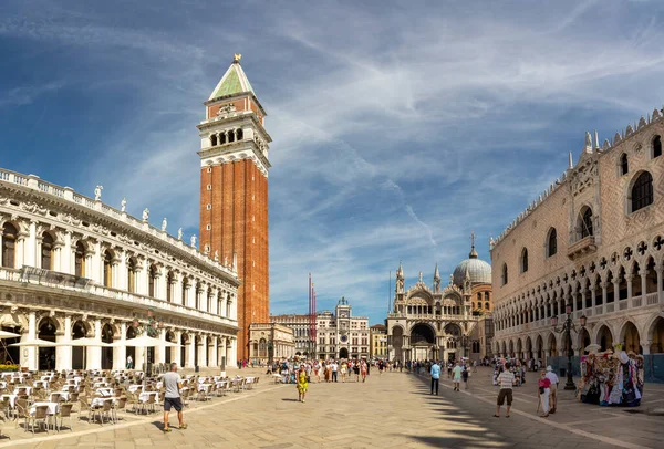 2021年7月5日 威尼斯 人们带着著名的大教堂和营地参观威尼斯的圣马可广场 — 图库照片