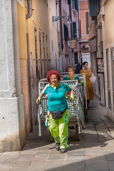 Venecia Italia Julio 2021 Mujeres Recolectores Basura Limpian Ciudad Venecia — Foto de Stock