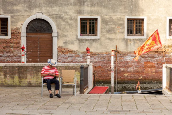 ヴェネツィア イタリア 2021年7月3日 ゴンドラは椅子に座って観光客を待ちます コロナパンデミックのため イタリアのヴェネツィアにはほんの数人の観光客がいます — ストック写真