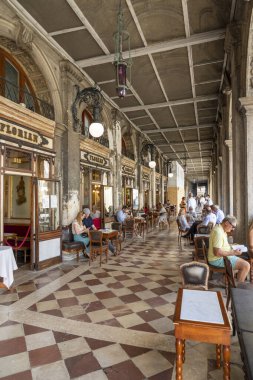 Venedik, İtalya - 1 Temmuz 2021 Piazza di San Marco 'daki Efsanevi Kafe Florian.