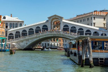 Venedik, İtalya - 2 Temmuz 2021: Turistler Venedik, İtalya 'daki eski San Polo bölgesinde güneşli bir günde Rialto köprüsünden büyük kanala manzaranın tadını çıkarıyorlar..