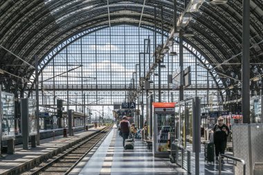 Frankfurt, Almanya - 21 Haziran 2021: Merkez tren istasyonundaki insanlar trene yürür.