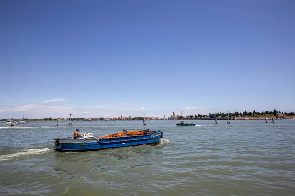 Venecia Italia Julio 2021 Trabajador Con Barco Grúa Conduce Con —  Fotos de Stock