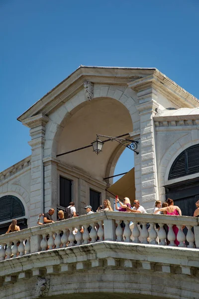 Venetië Italië Juli 2021 Mensen Maken Graag Foto Van Rialtobrug — Stockfoto