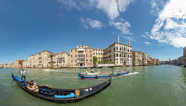 Benátky Itálie Července 2021 Lidé Užívají Jízdu Gondolou Canale Grande — Stock fotografie