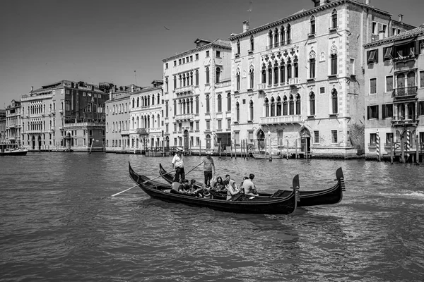 Benátky Itálie Července 2021 Lidé Užívají Jízdu Gondolou Canale Grande — Stock fotografie