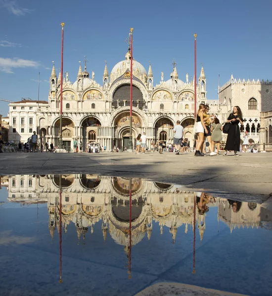 2021年7月2日 意大利威尼斯 意大利威尼斯圣马可广场大教堂圣马可的倒影 — 图库照片