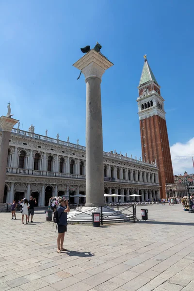 2021年7月1日 人们与意大利威尼斯的圣马可大教堂和多格斯宫一起参观圣马可广场 — 图库照片