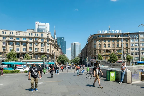 Frankfurt Alemanha Junho 2021 Pessoas Praça Frente Estação Central Com — Fotografia de Stock