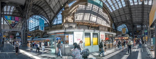 Frankfurt Almanya Haziran 2021 Merkez Tren Istasyonundaki Insanlar Trene Yürür — Stok fotoğraf
