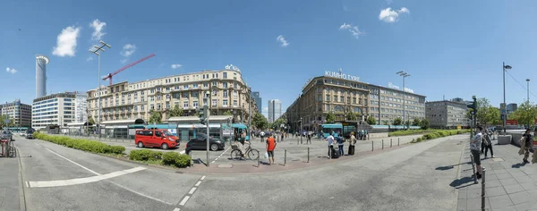 Frankfurt Německo Června 2021 Lidé Náměstí Před Hlavním Nádražím Výhledem — Stock fotografie