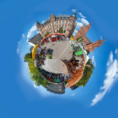 Wiesbaden, Almanya - 4 Eylül 2021: İnsanlar Wiesbaden 'de tarihi pazar kilisesi ve belediye binası olan Dernsches Gelnde Meydanı' ndaki çiftçi pazarının keyfini çıkarıyorlar.