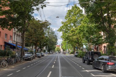 Frankfurt, Almanya - 28 Ağustos 2021: Eski bir geleneksel yaşam alanı olan Frankfurt 'un Nordend semtindeki Wieland caddesine bakın.