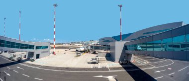 Roma, İtalya - 6 Ağustos 2021: Roma 'daki Fiumicino Roma havaalanındaki uçak terminaline ve kapıya bakın. İtalya 'nın en büyük havaalanıdır..