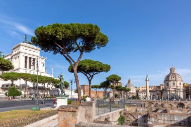Roma, İtalya - 4 Ağustos 2021 Via Dei Fori Imperiali Caddesi 'nde yürüyen insanlar. Tanrıça Victoria 'nın anıtları arka plandaki anavatanın alt katındaki kuadriga üzerinde ilerliyorlar..
