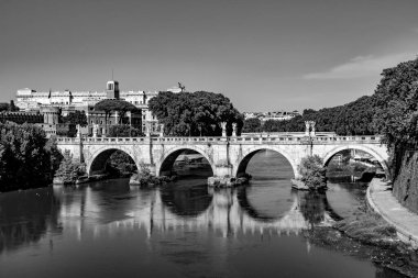 Roma, İtalya - 31 Temmuz 2021: Sant Angelo Şatosu (Hadrian Anıtı), Sant Angelo Köprüsü ve İtalya 'nın Tiber Nehri. Roma 'nın mimarisi ve simgesi. Roma 'nın kartpostalı.