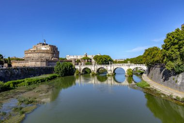 Roma, İtalya - 31 Temmuz 2021: Sant Angelo Şatosu (Hadrian Anıtı), Sant Angelo Köprüsü ve İtalya 'nın Tiber Nehri. Roma 'nın mimarisi ve simgesi. Roma 'nın kartpostalı.