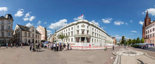 Wiesbaden Germany September 2021 People Visiting Schlossplatz Castle Square Wiesbaden — Stock Photo, Image