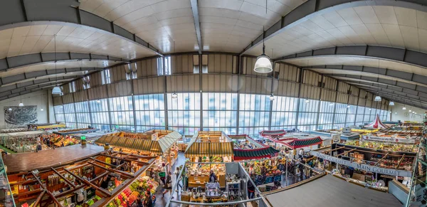 2021年8月28日 德国法兰克福 人们喜欢在德国法兰克福的Kleinmarkthalle购物 1954年的市政厅是法兰克福1500 平方米 最有名的新鲜食品市场 — 图库照片