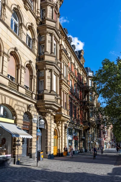 Wiesbaden Germany August 2021 People Walk Old Historic Facade Houses — Stock Photo, Image