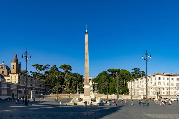이탈리아 2021 사람들 오벨리스크를 방문하는 광장인 로마의 사람들 — 스톡 사진
