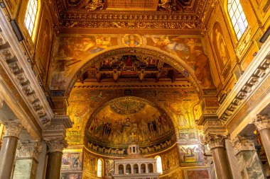 Roma, İtalya - 3 Ağustos 2021: Roma 'nın en eski kilisesi içinde, Santa Maria Trastevere' de altın madalya ve görkemli eski mozaik çalışmalarıyla.