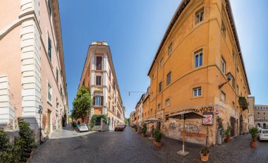 Roma, İtalya - 3 Ağustos 2021: İtalya 'nın başkenti Roma' da Trastevere 'de küçük kaldırımlar döşenmiştir..