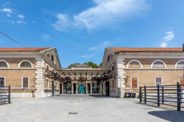 Roma, İtalya - 3 Ağustos 2021: Eski bir sanayi binasında Macro Çağdaş Sanat Merkezi, Testaccio, Roma, İtalya 'da çağdaş sanat sergisi.