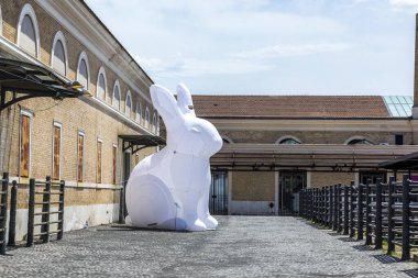 Roma, İtalya - 3 Ağustos 2021: Eski bir sanayi binasında Macro Çağdaş Sanat Merkezi, Testaccio, Roma, İtalya 'da çağdaş sanat sergisi.