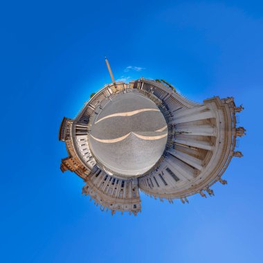 Roma, İtalya - 2 Ağustos 2021: Vatikan 'daki Aziz Peter Meydanı' nı ziyaret eden turistler, Michelangelo 'nun Roma, İtalya' daki ünlü binalarıyla.