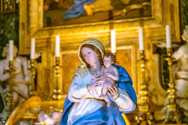 Roma, İtalya - 1 Ağustos 2021: İtalya 'nın Campitelli kentindeki Portico' da Chiesa di Santa Maria kilisesinde sunak sahnesi.